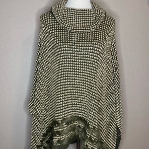 ☘️☘️☘️Chico’s Josephine Poncho Ambered Olive with fur trim NWT